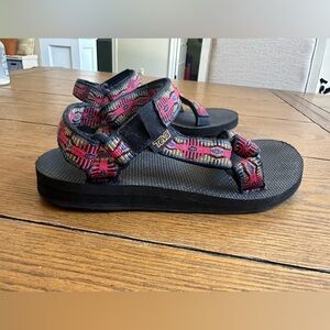 Teva size 6 womens sandals